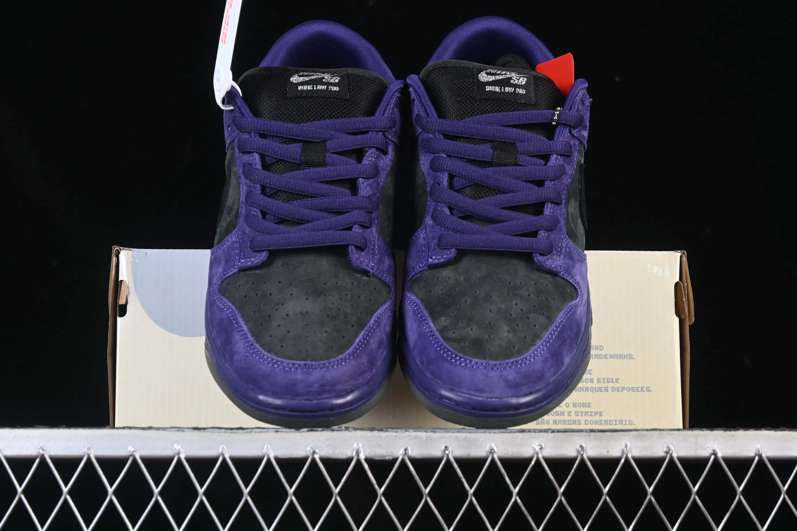 All Categories Nk SB Dunk Series Nk SB Dunk Low Low-top sneakers Supreme x Nike Dunk SB Dunk Low joint gray and purple low-top casual skateboard shoes HQ8487-500